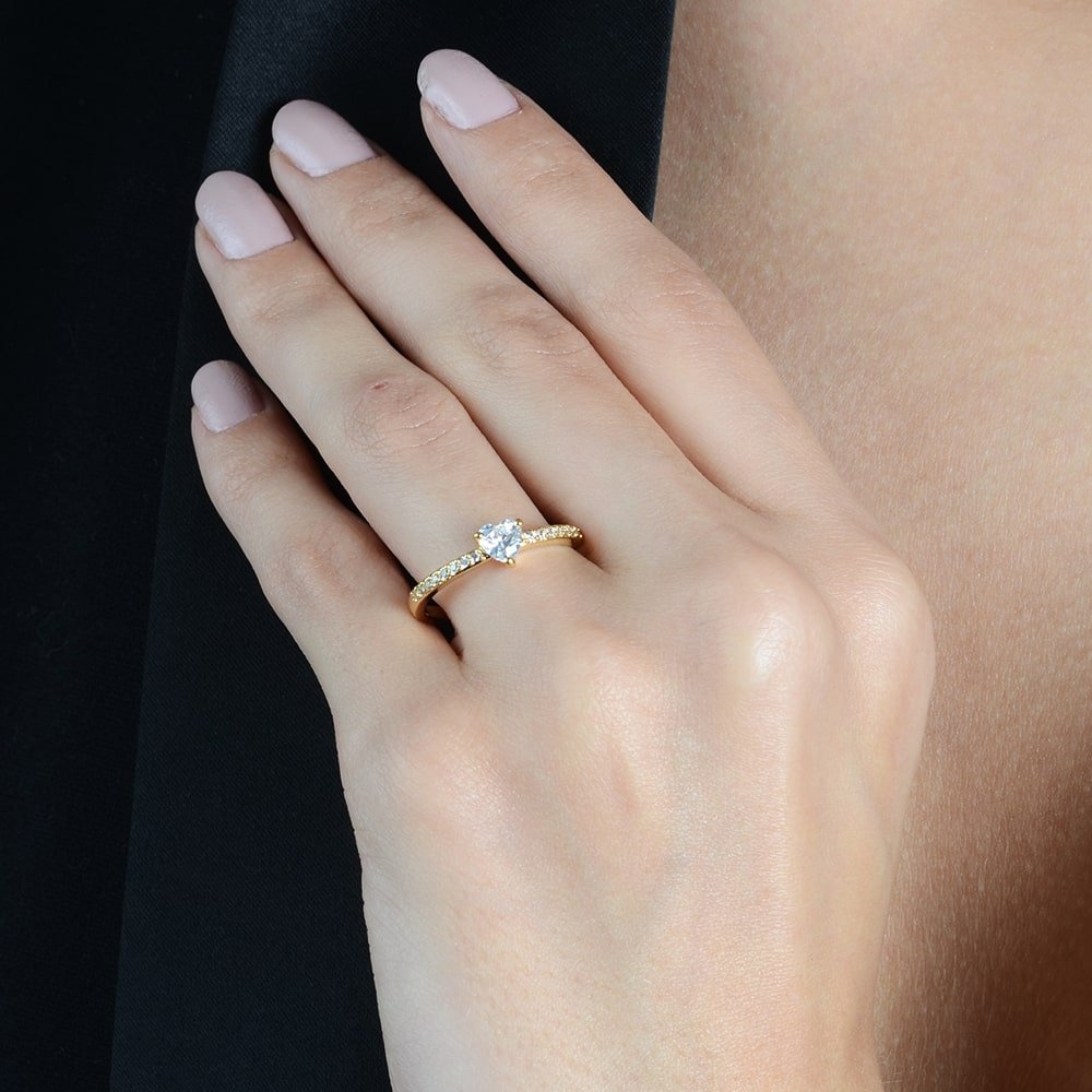 Anel Dourado Solitário de Coração com Zircônia - Anéis | Helennea