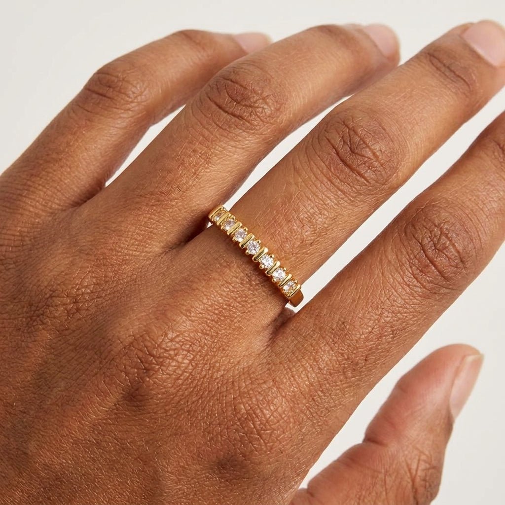 Anel Feminino Dourado Aparador com 7 Zircônias | Helennea - Anéis | Helennea