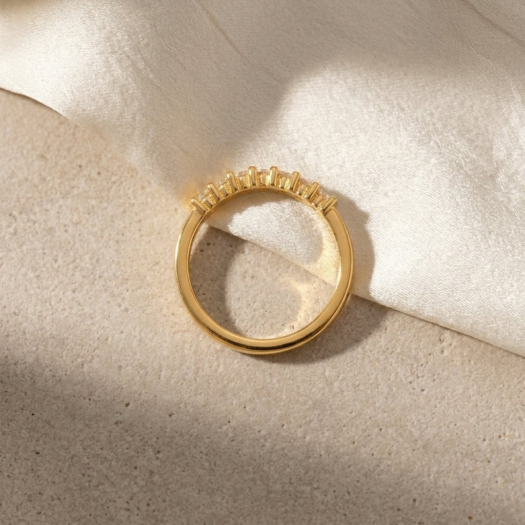 Anel Feminino Dourado Aparador com 7 Zircônias | Helennea - Anéis | Helennea
