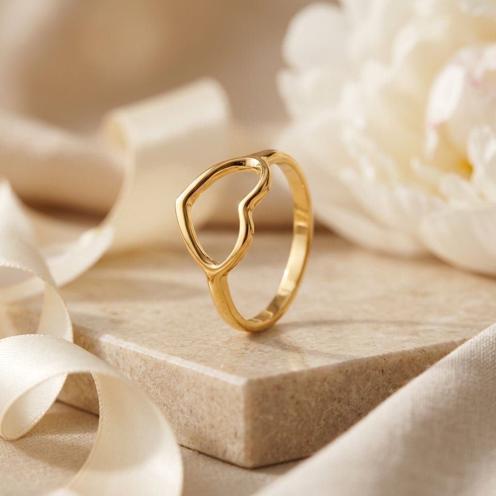 Anel Feminino Dourado Coração Delicado Minimalista | Helennea - Anéis | Helennea