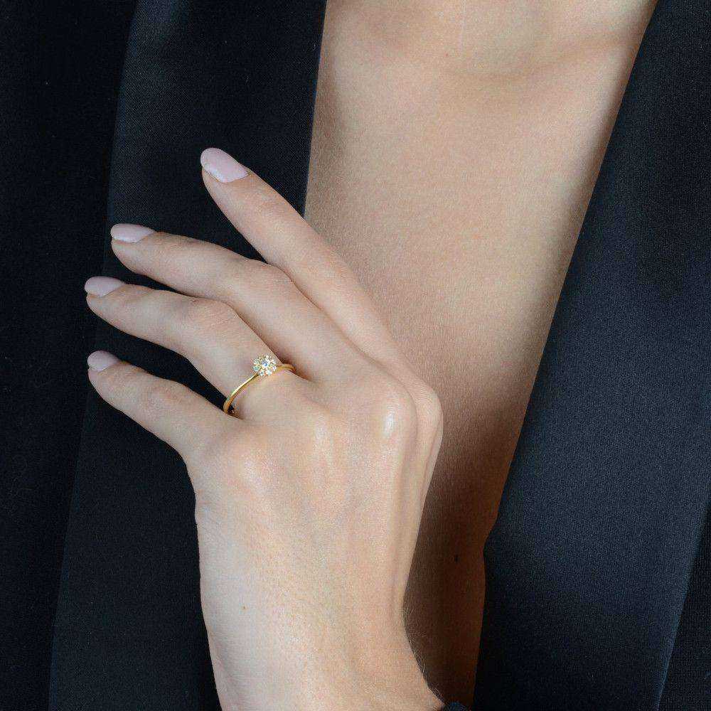 Anel Feminino Dourado Delicado com 9 Pedras de Zircônia - Anéis | Helennea