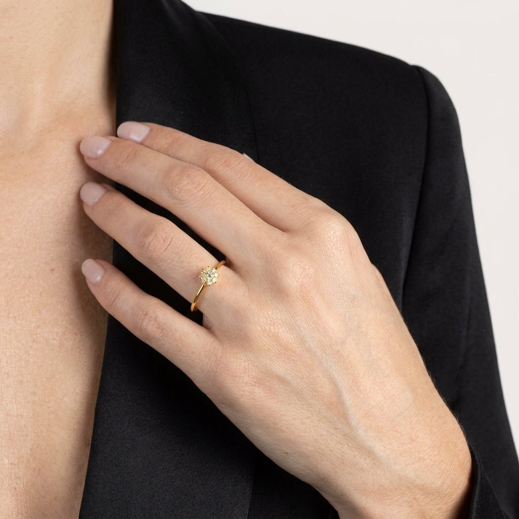 Anel Feminino Dourado Delicado com 9 Pedras de Zircônia - Anéis | Helennea