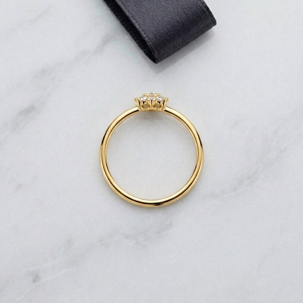 Anel Feminino Dourado Delicado com 9 Pedras de Zircônia - Anéis | Helennea