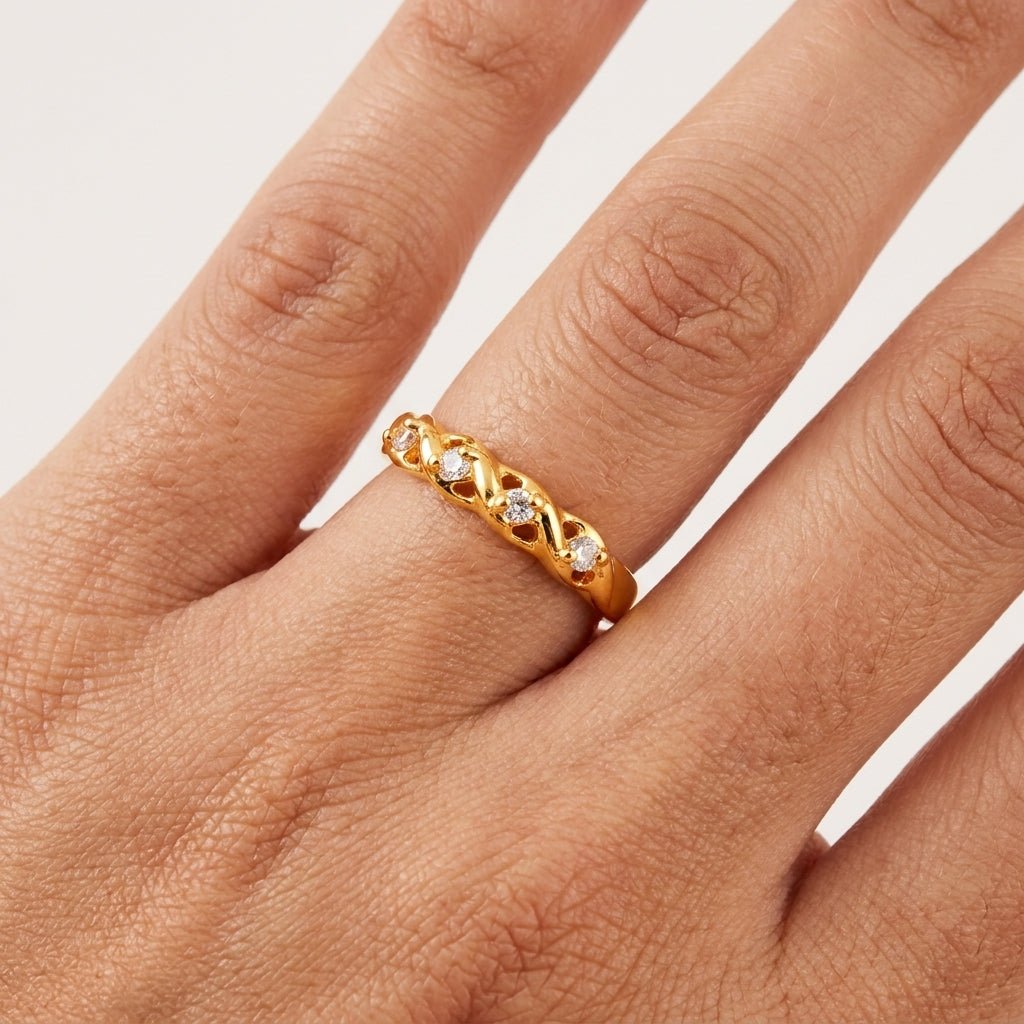 Anel Feminino Dourado Meia Aliança com 5 Zircônias - Anéis | Helennea