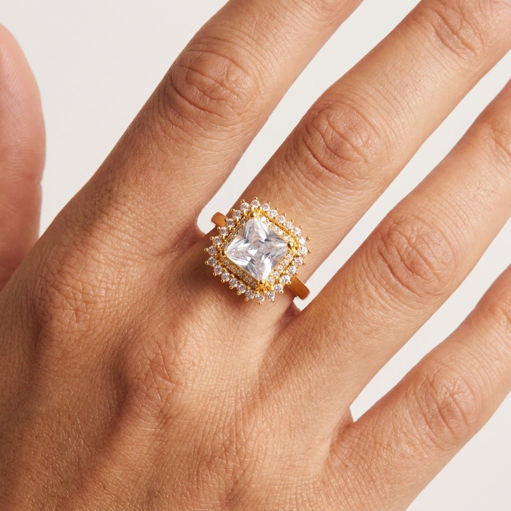 Anel Feminino Dourado Solitário com Zircônia Cravejada - Anéis | Helennea