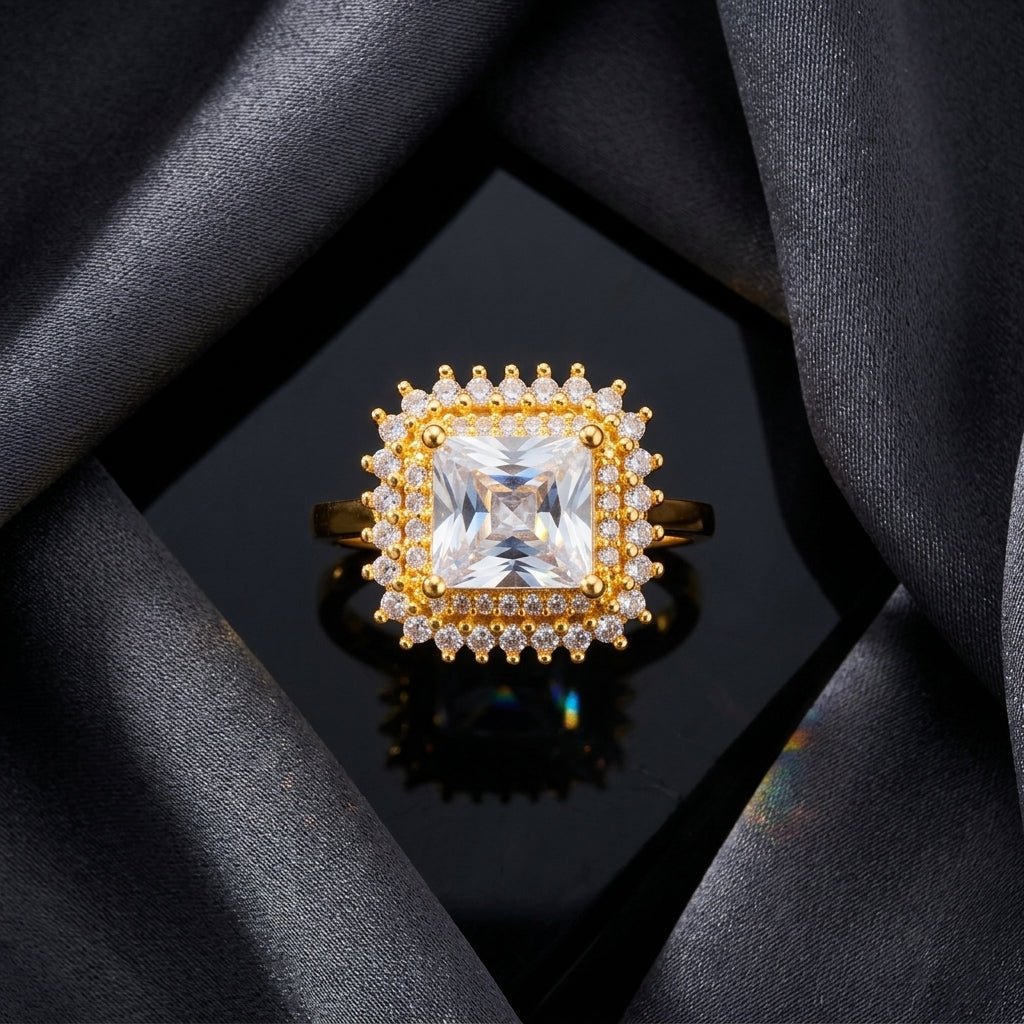 Anel Feminino Dourado Solitário com Zircônia Cravejada - Anéis | Helennea