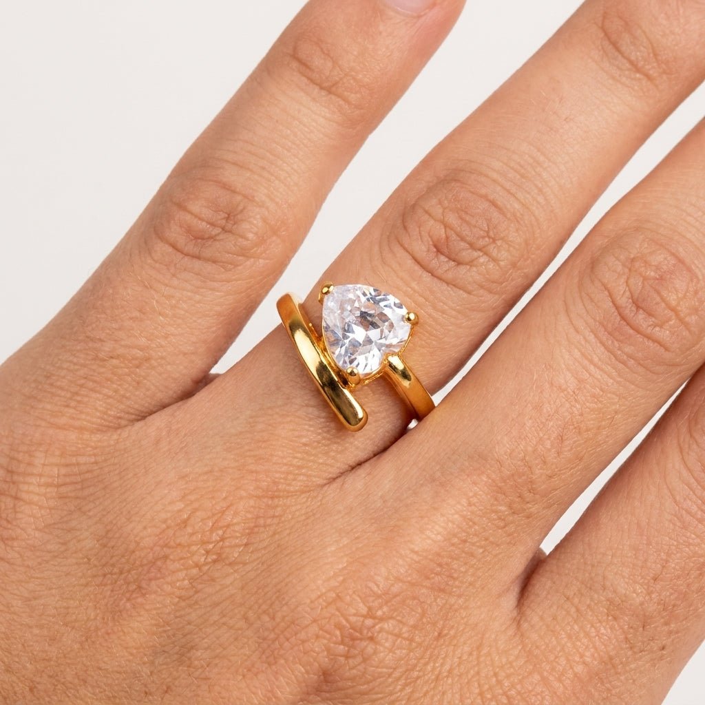 Anel Feminino Dourado Solitário Coração com Zircônia - Anéis | Helennea