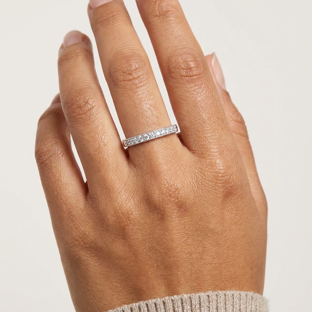 Anel Feminino Prateado Aparador Cravejado com Zircônia - Anéis | Helennea