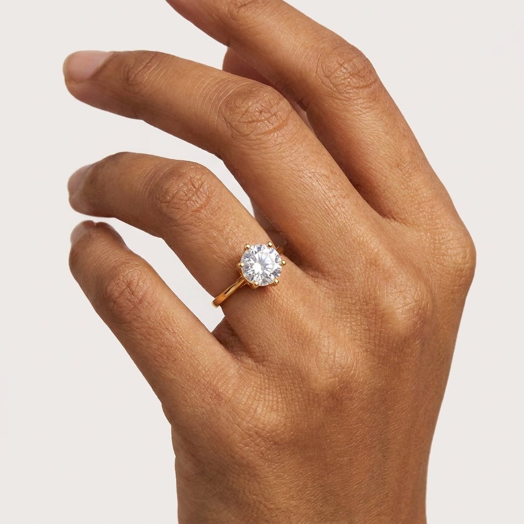 Anel Feminino Solitário Dourado com Pedra Grande em Zircônia - Anéis | Helennea