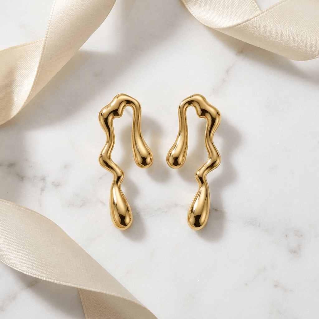 Brinco Dourado Orgânico de Gota |Helennea - Brincos | Helennea