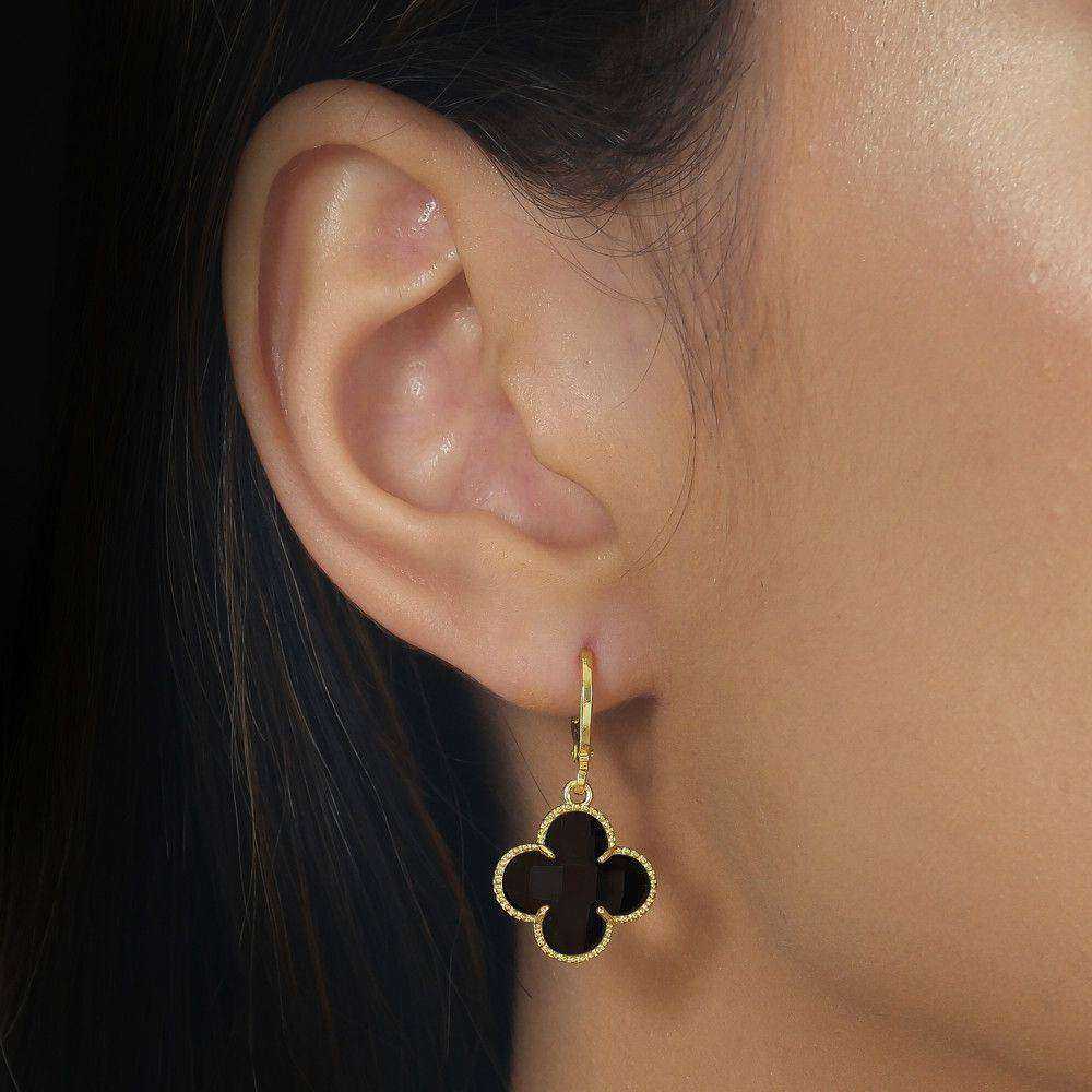 Brinco Feminino Argola Dourado com Trevo Preto em Zircônia - Brincos | Helennea