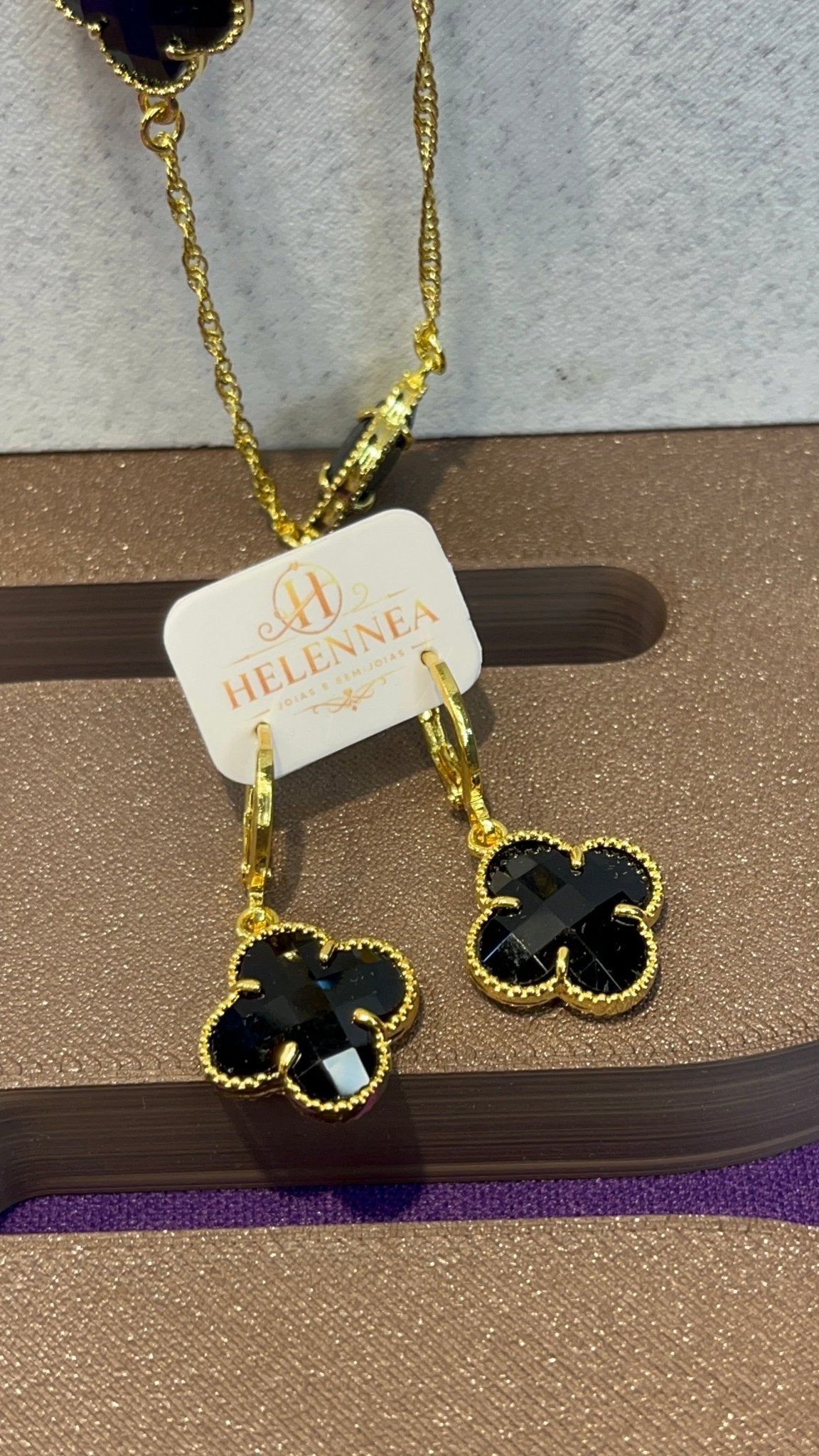 Brinco Feminino Argola Dourado com Trevo Preto em Zircônia | Helennea - Brincos | Helennea