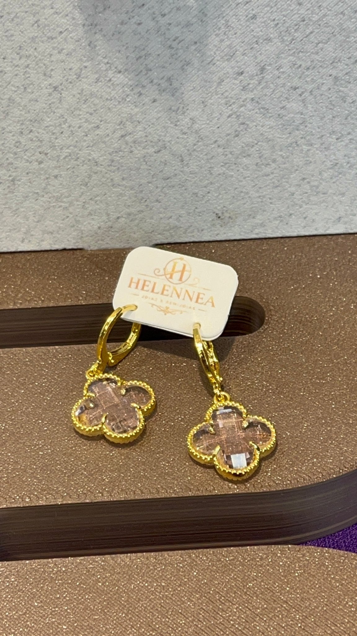 Brinco Feminino Argola Dourado com Trevo Rosa em Zircônia | Helennea - Brincos | Helennea