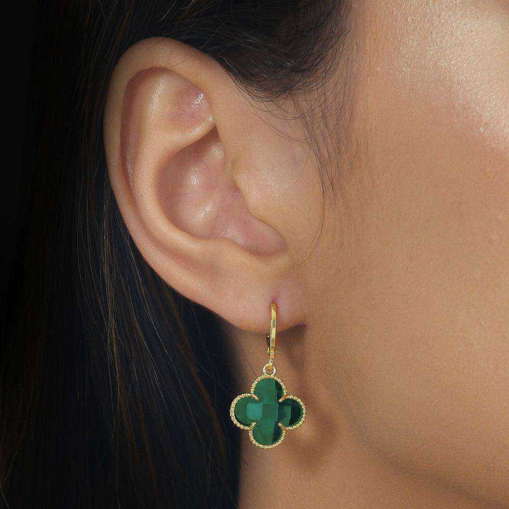 Brinco Feminino Argola Dourado com Trevo Verde em Zircônia - Brincos | Helennea