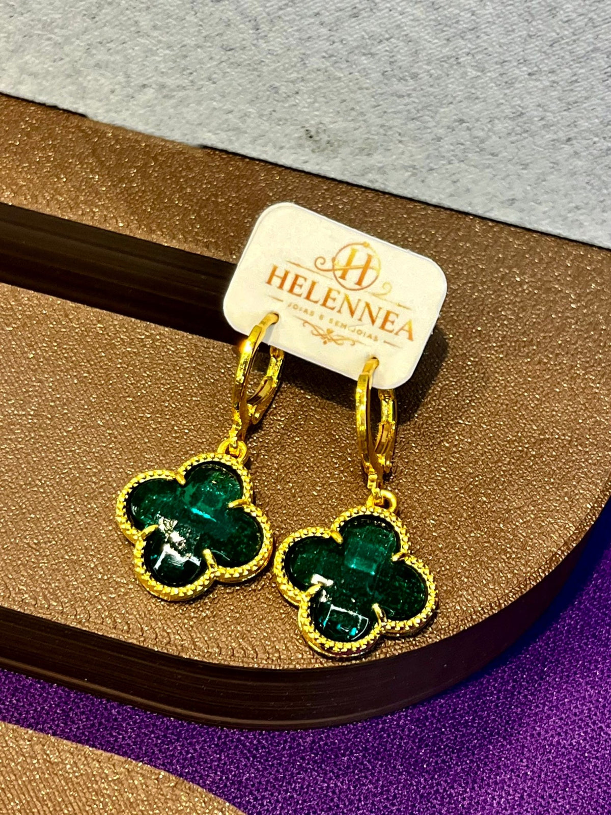 Brinco Feminino Argola Dourado com Trevo Verde em Zircônia | Helennea - Brincos | Helennea