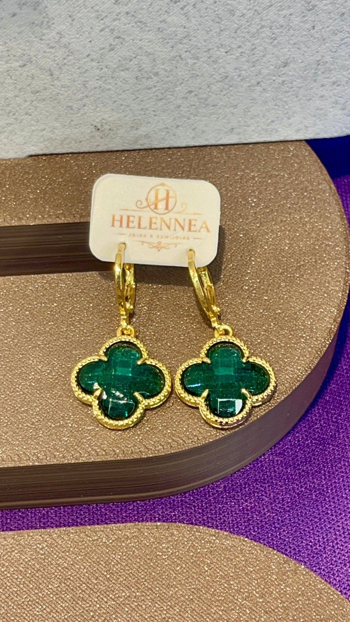 Brinco Feminino Argola Dourado com Trevo Verde em Zircônia | Helennea - Brincos | Helennea