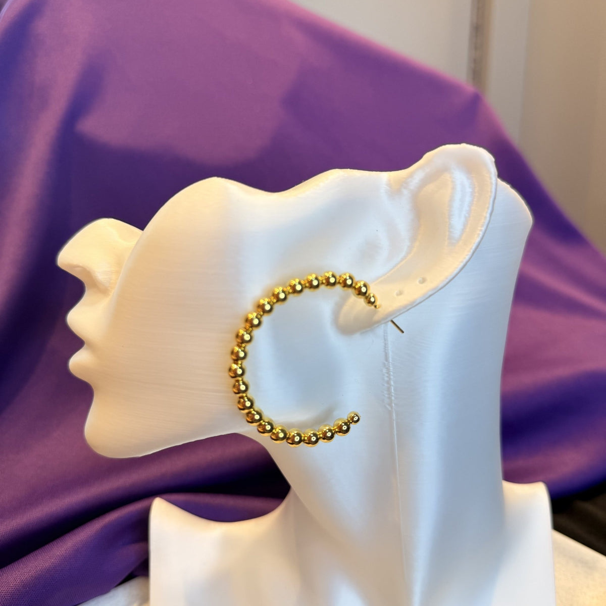 Brinco Feminino Dourado Argola Cravejada de Bolas Grande | Helennea - Brincos | Helennea