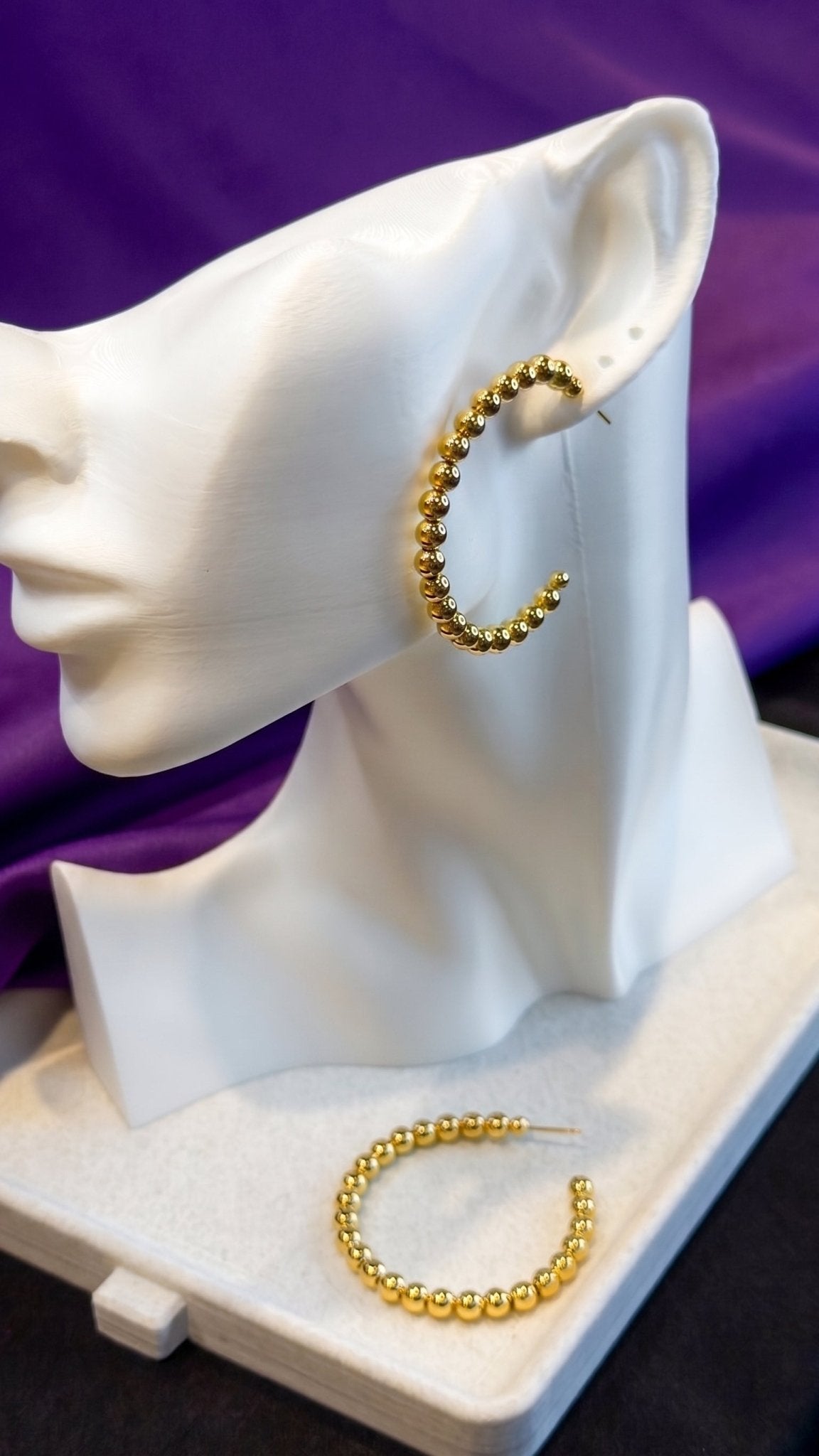Brinco Feminino Dourado Argola Cravejada de Bolas Grande | Helennea - Brincos | Helennea