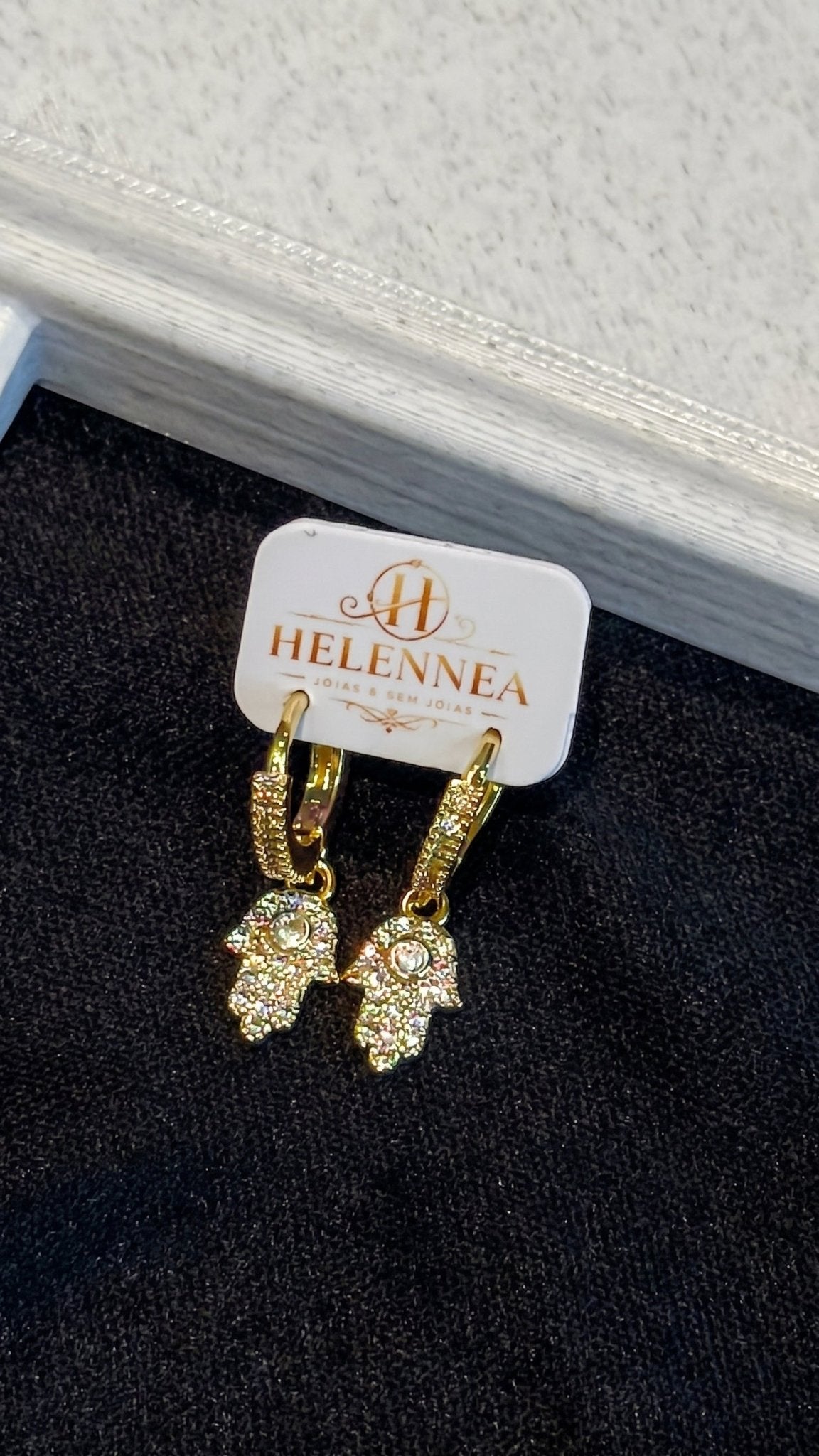 Brinco Feminino Dourado Argolinha com Pingente Mão Cravejada em Zircônia | Helennea - Brincos | Helennea