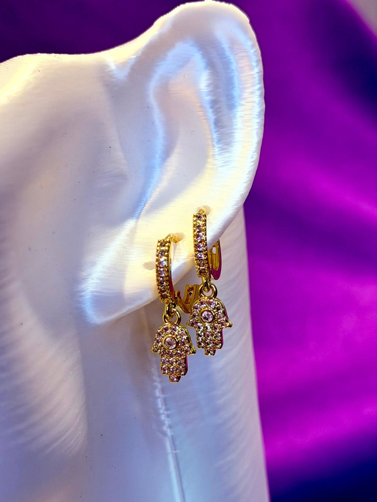 Brinco Feminino Dourado Argolinha com Pingente Mão Cravejada em Zircônia | Helennea - Brincos | Helennea