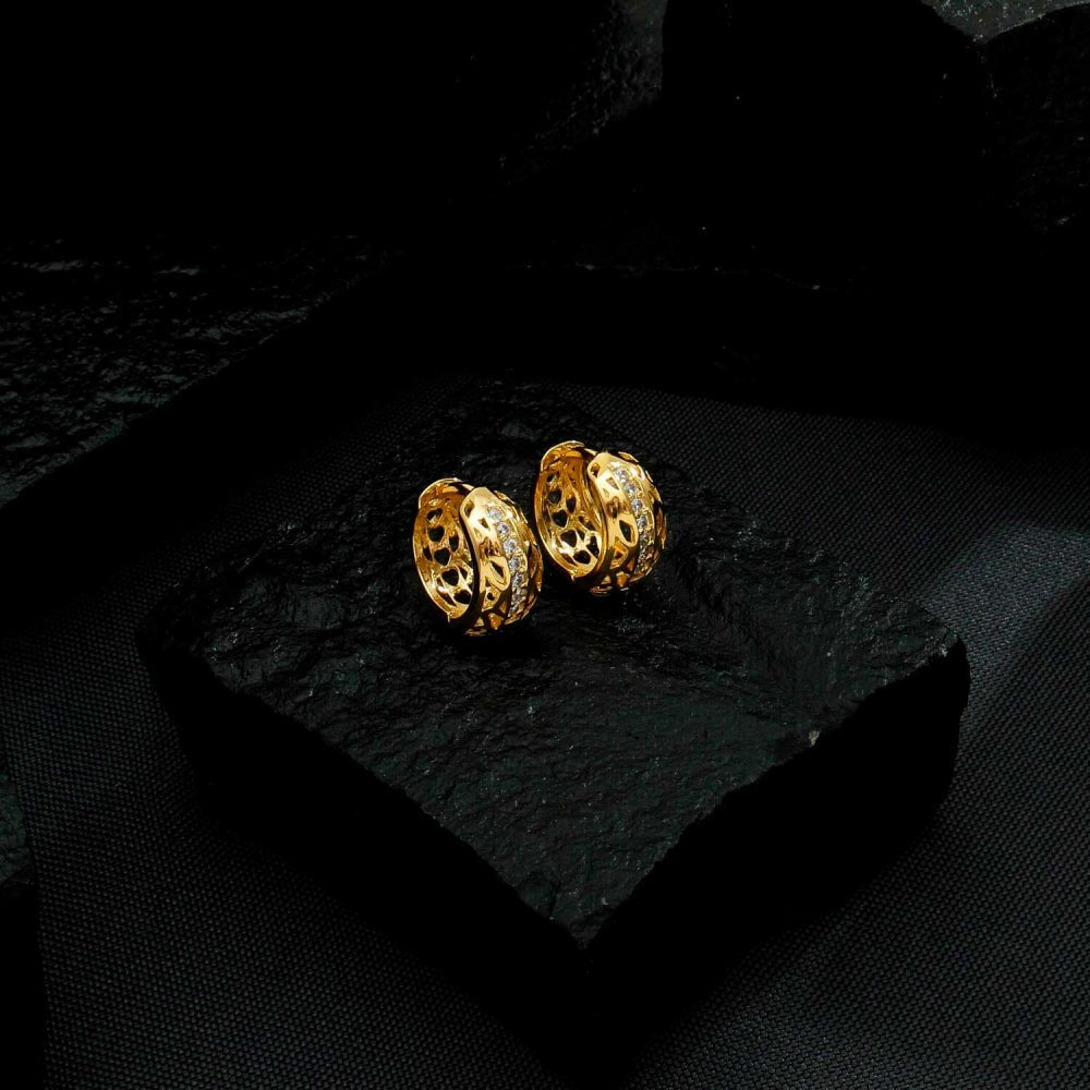 Brinco Feminino Dourado Argolinha Vazada com Zircônia - Brincos | Helennea