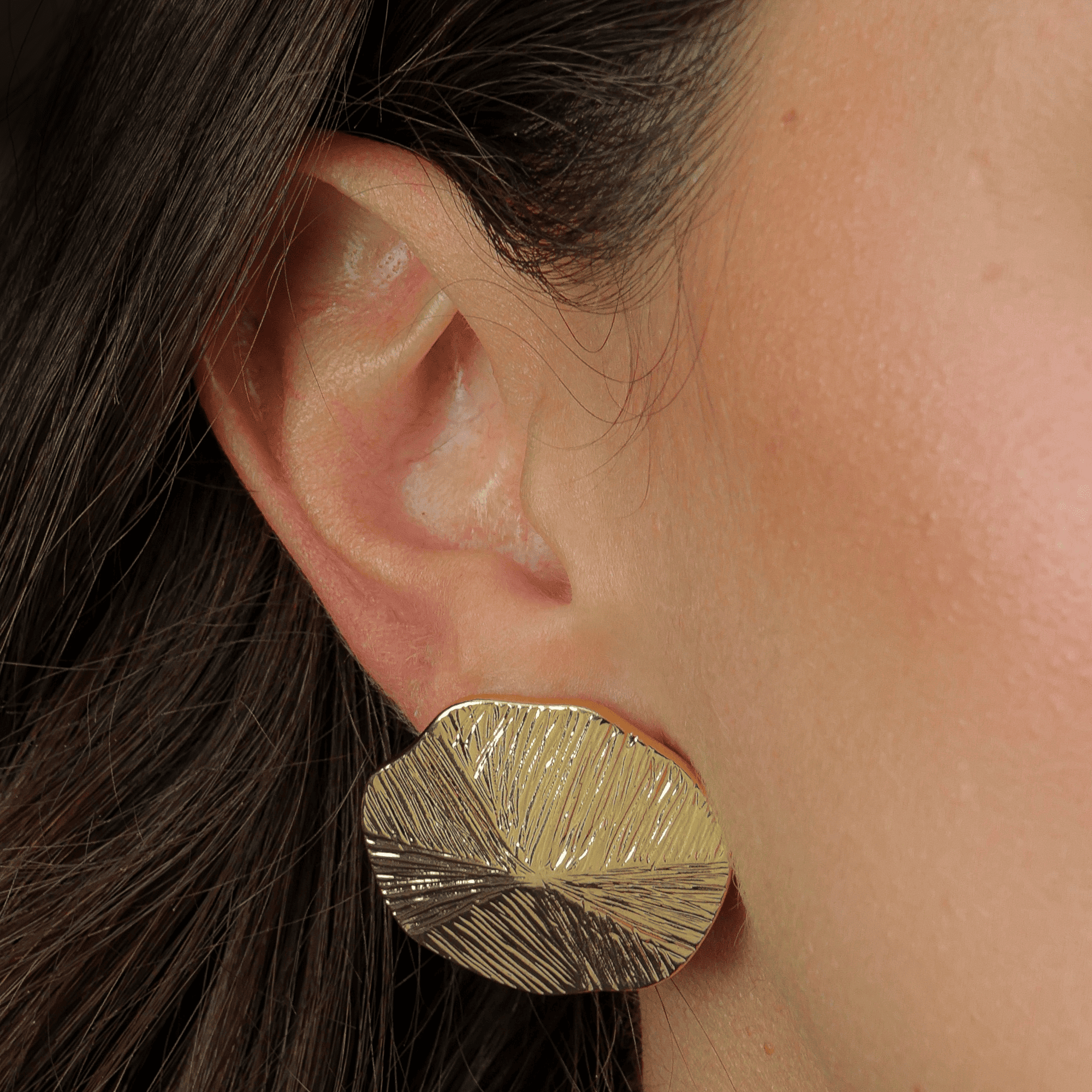 Brinco Feminino Dourado Círculo Assimétrico Texturizado - Brincos | Helennea