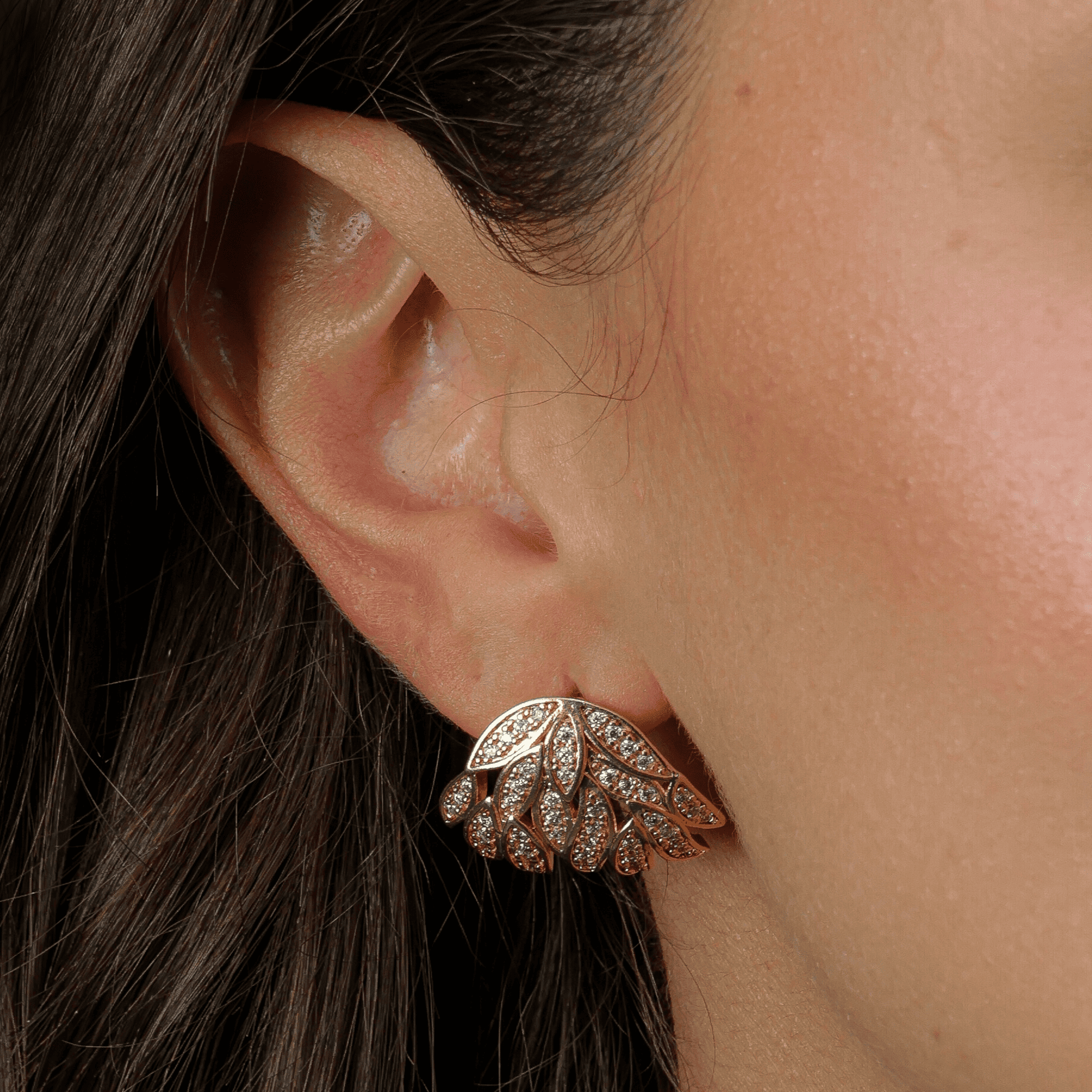 Brinco Feminino Dourado Folhas Cravejadas em Zircônias - Brincos | Helennea
