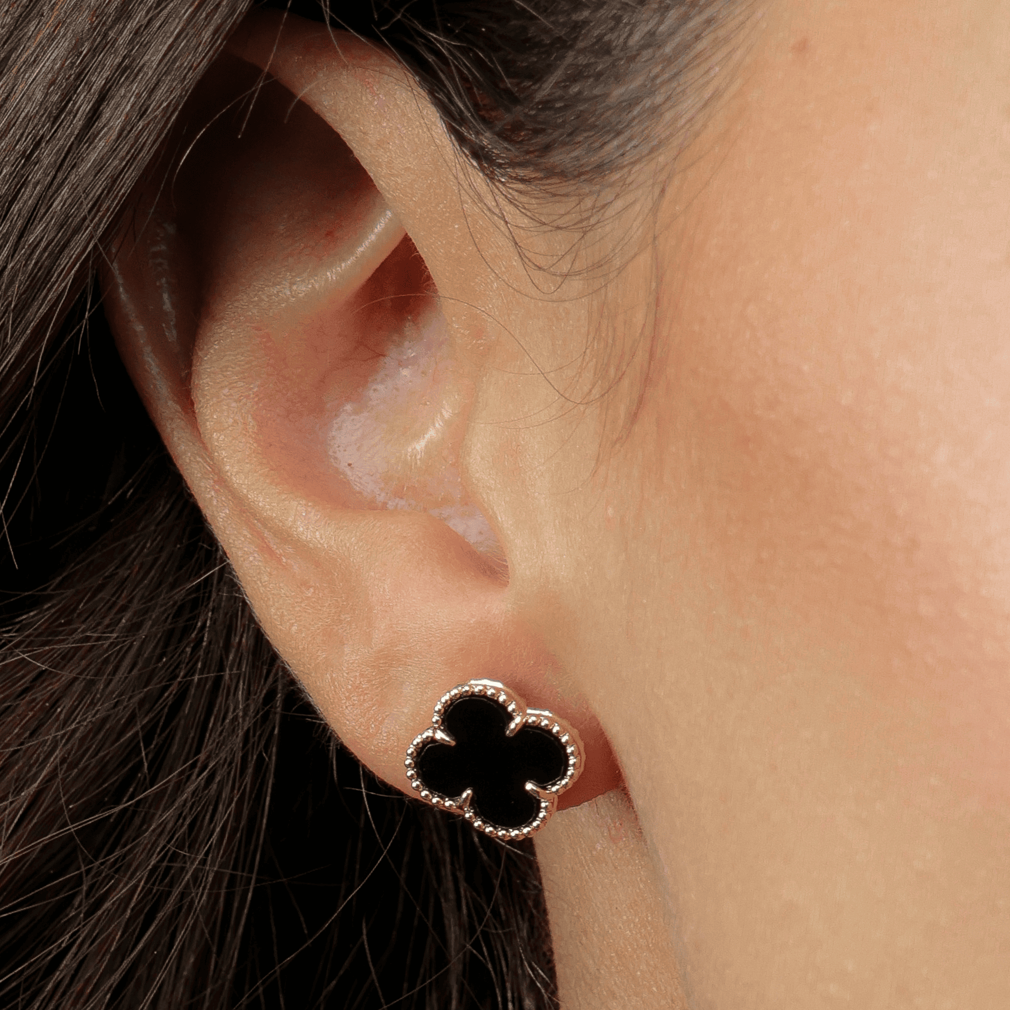Brinco Feminino Dourado Trevo Preto Elegante - Brincos | Helennea