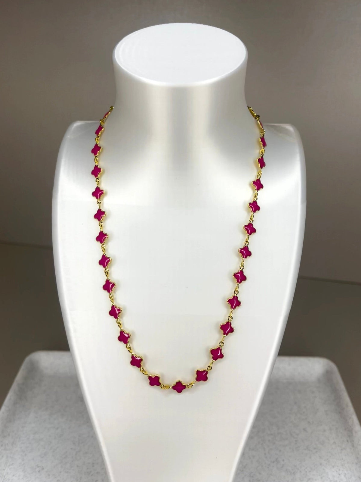 Choker Feminina Trevo Rosa Dourado Delicado | Helennea - Colares | Helennea