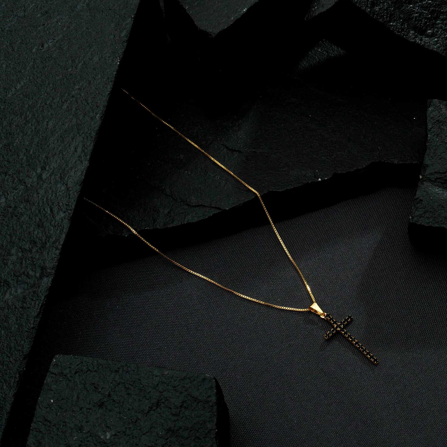 Colar Dourado de Cruz Cravejado de Pedra Natural Negra - Colares | Helennea
