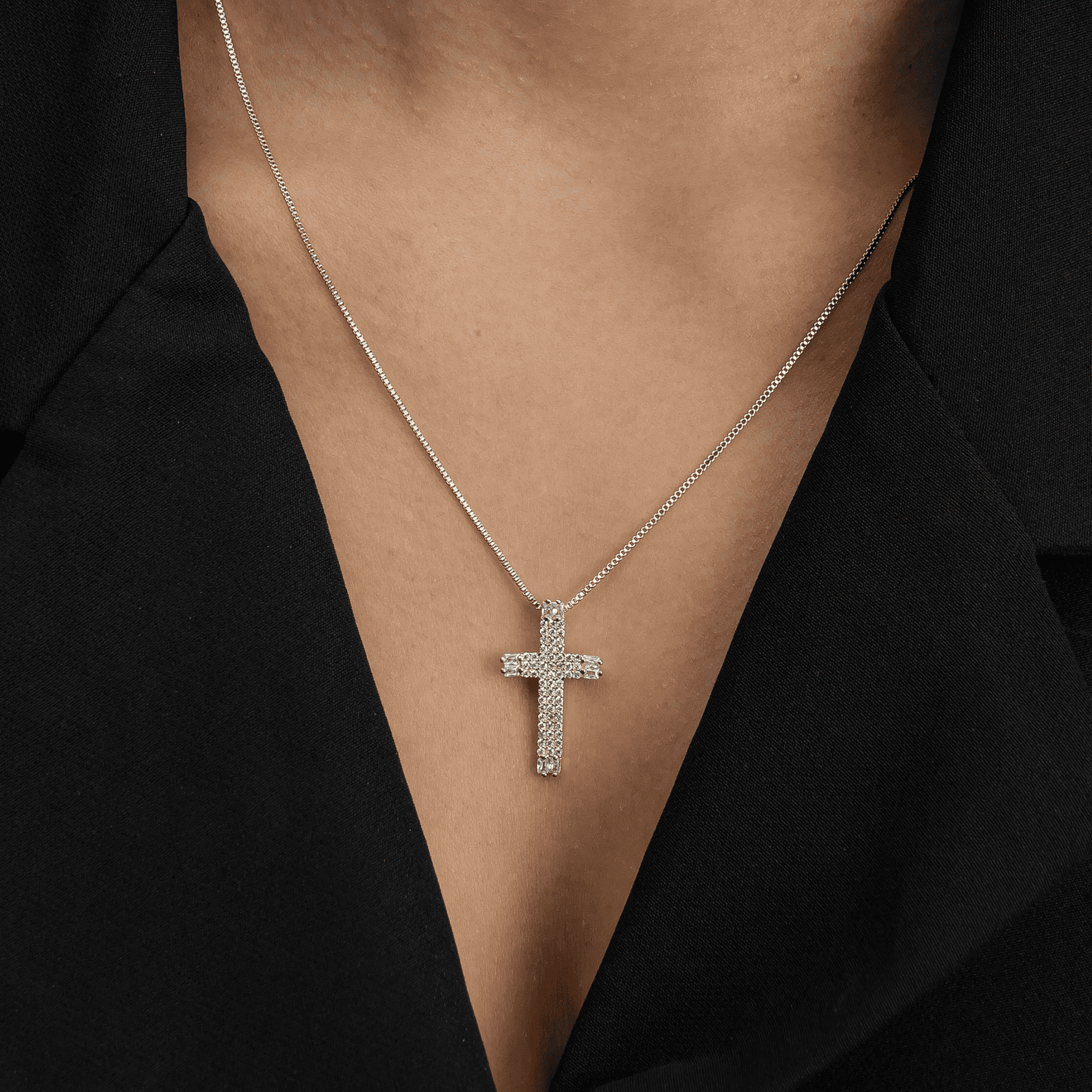 Colar Dourado de Cruz Cravejado de Zircônia - Colares | Helennea