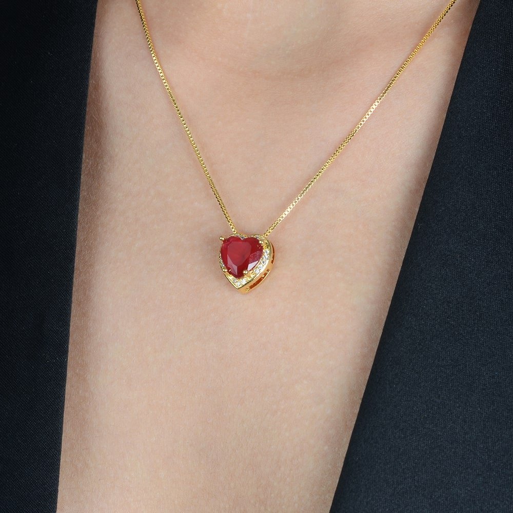 Colar Dourado de Pedra Natural Vermelha Coração Cravejado de Zircônia - Colares | Helennea