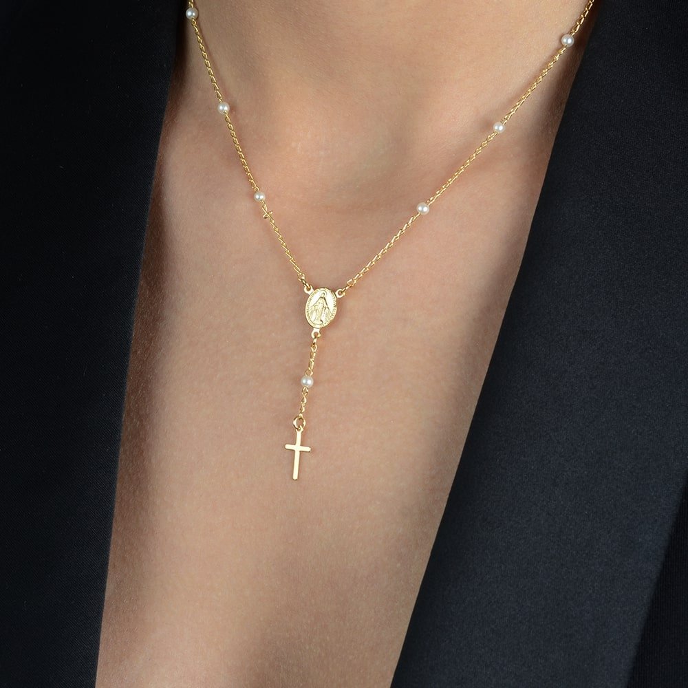 Colar Dourado Religioso Terço Cruz com Pérolas - Colares | Helennea