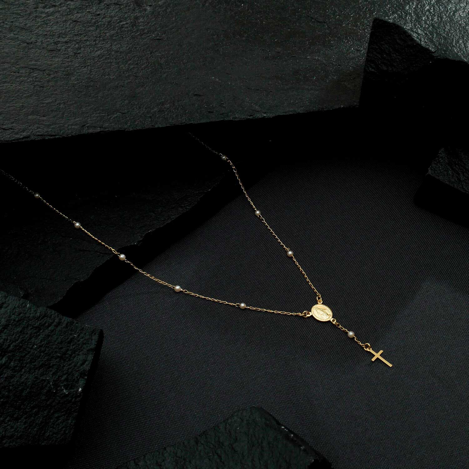 Colar Dourado Religioso Terço Cruz com Pérolas - Colares | Helennea