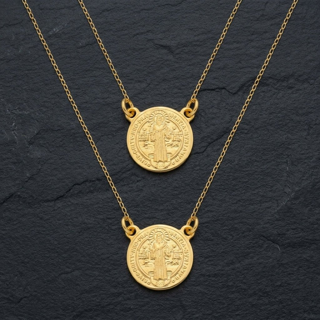 Colar Masculino Dourado Medalhão Redondo | Helennea - Escapulários | Helennea