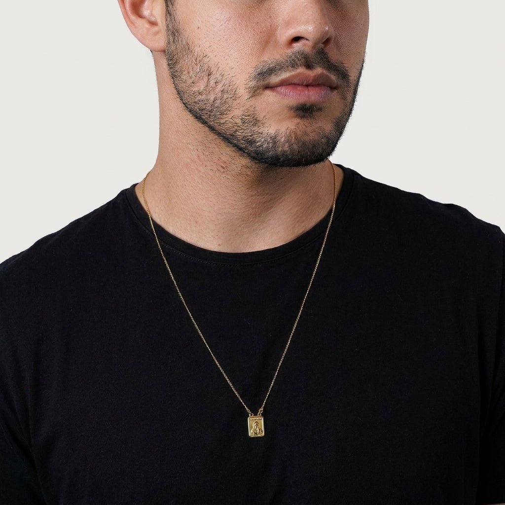 Colar Masculino Dourado Medalhao Tradicional | Helennea - Escapulários | Helennea
