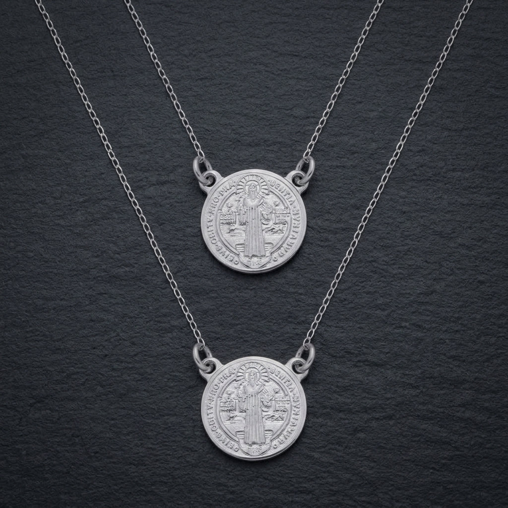 Colar Masculino Prateado Medalhao Redondo | Helennea - Escapulários | Helennea