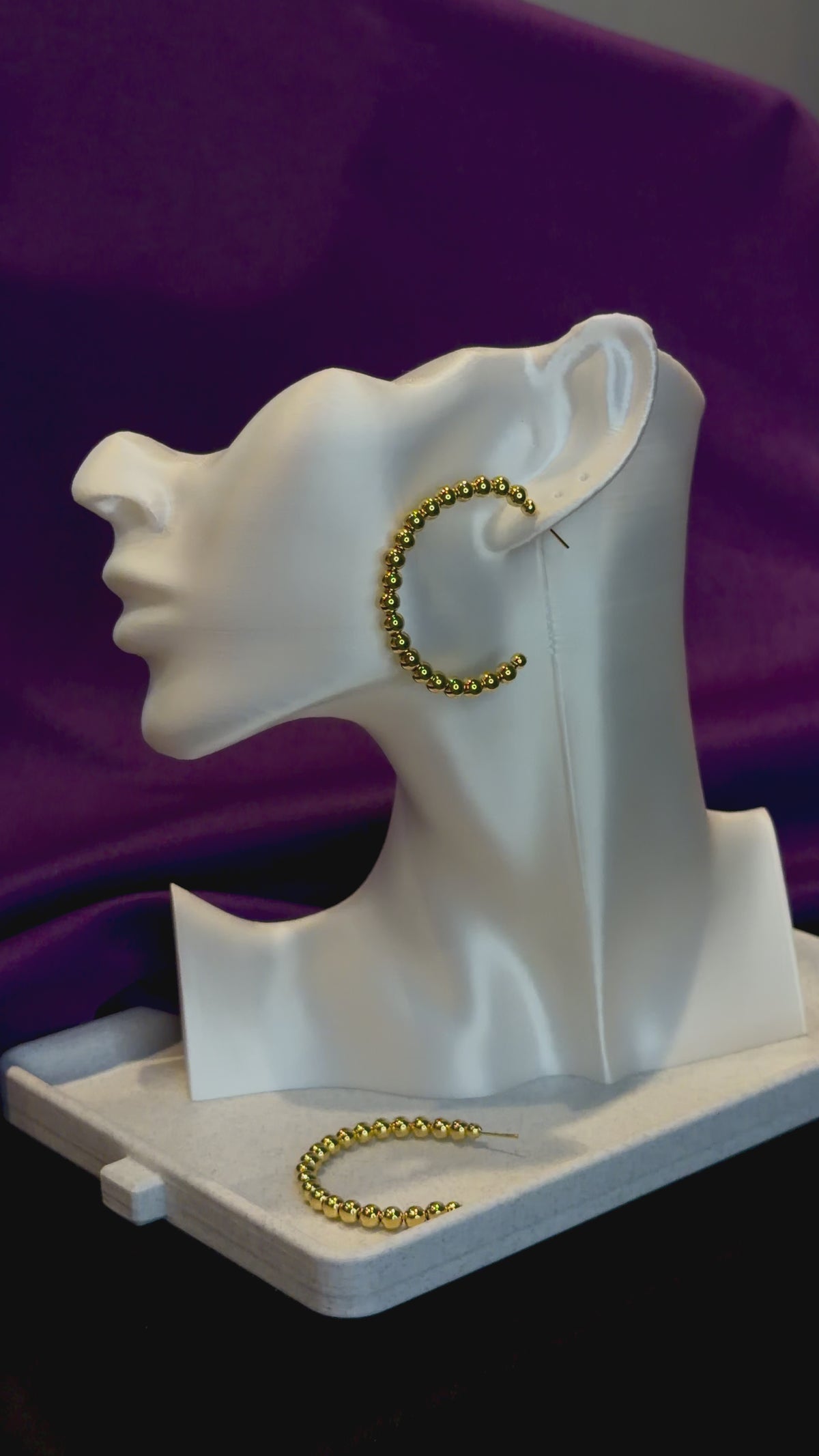 Brinco Feminino Dourado Argola Cravejada de Bolas Grande | Helennea