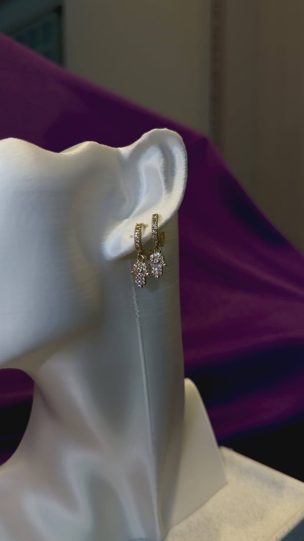 Brinco Feminino Dourado Argolinha com Pingente Mão Cravejada em Zircônia | Helennea