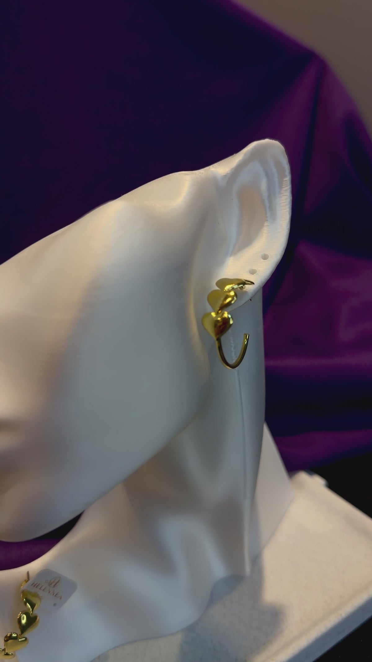 Brinco Feminino Dourado Argola com 4 Corações | Helennea