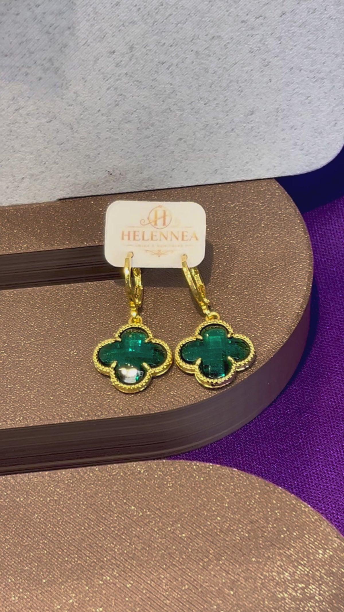 Brinco Feminino Argola Dourado com Trevo Verde em Zircônia | Helennea