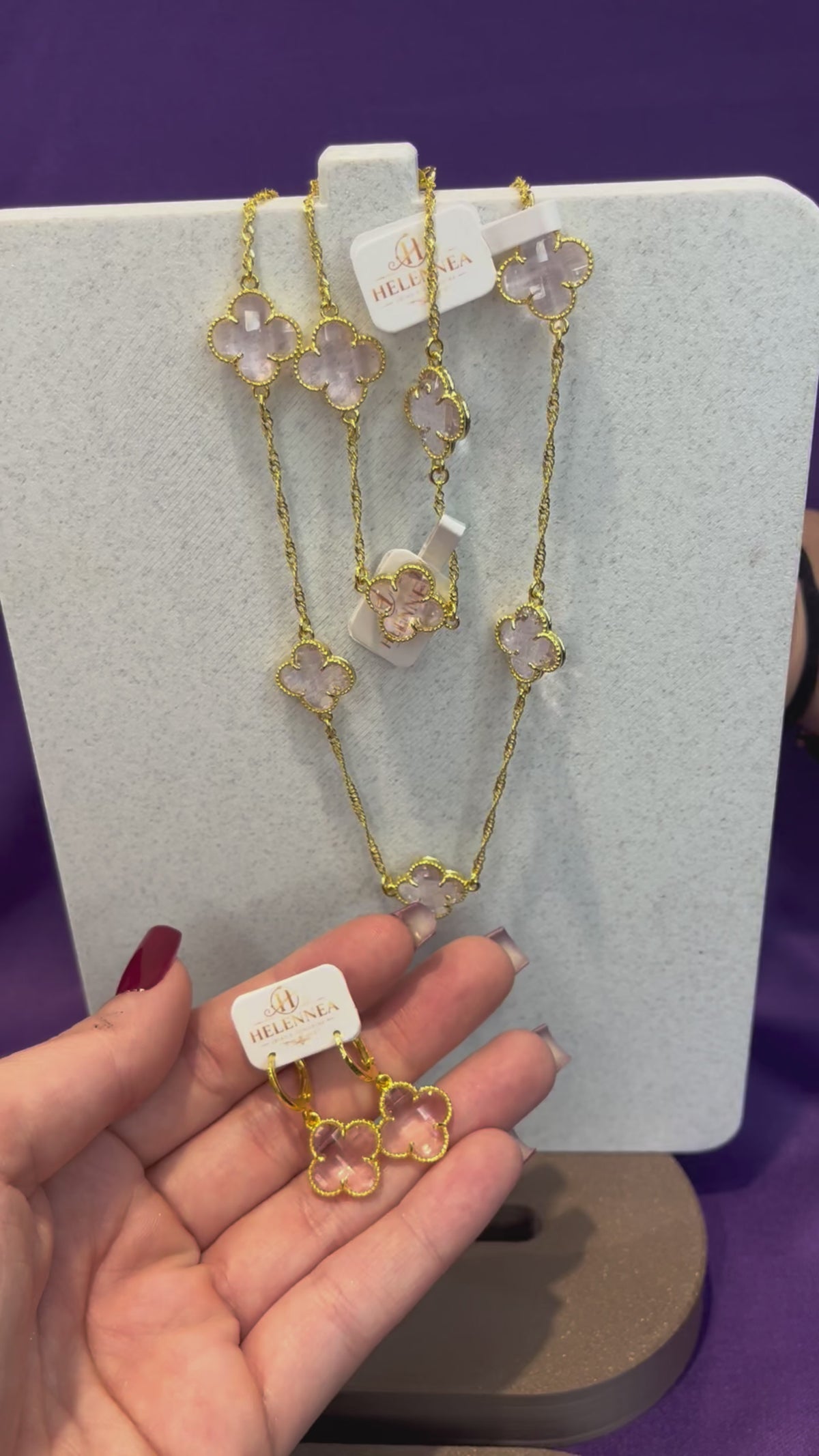 Brinco Feminino Argola Dourado com Trevo Rosa em Zircônia | Helennea
