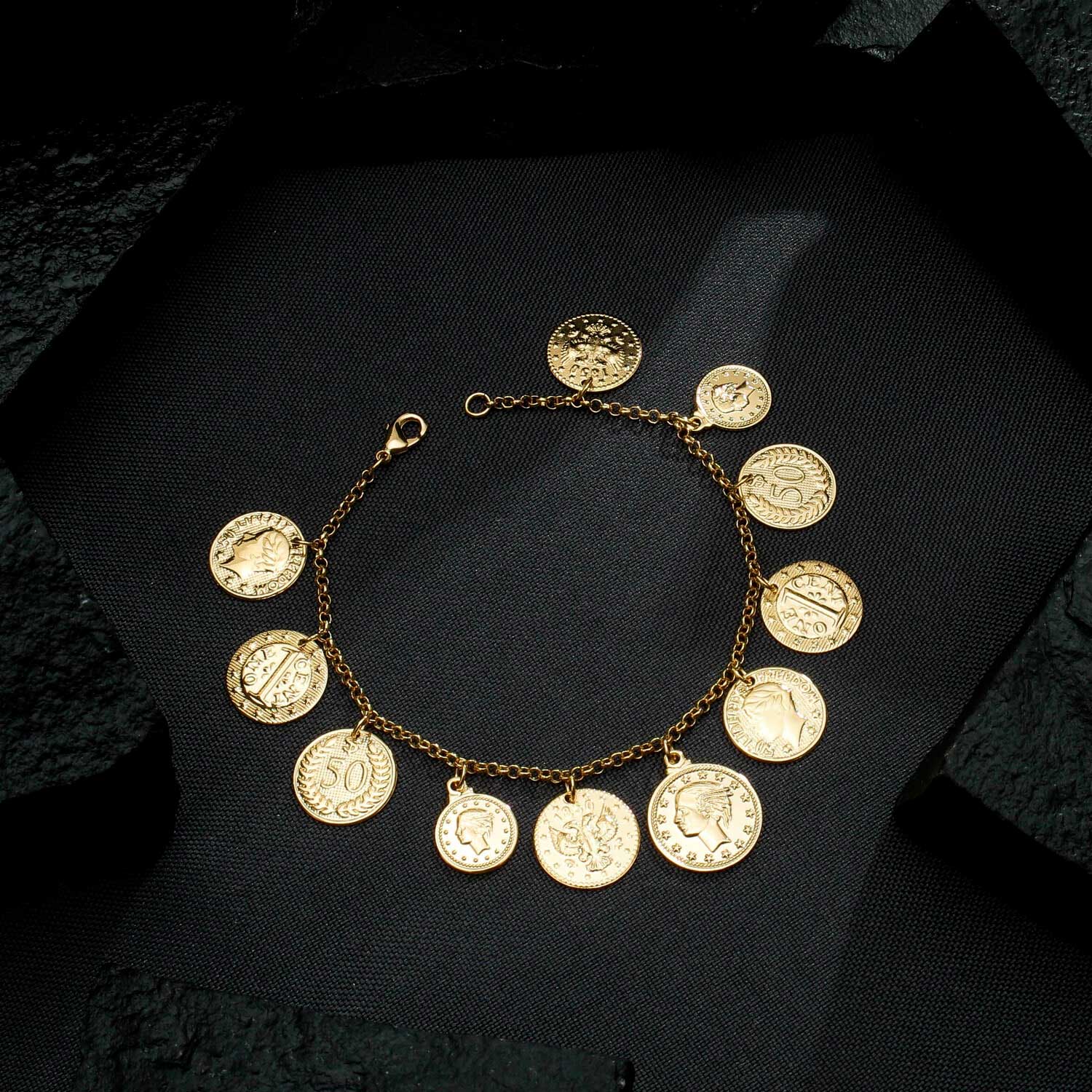 Pulseira Dourada de Moedas Antigas | Helennea - Pulseiras | Helennea