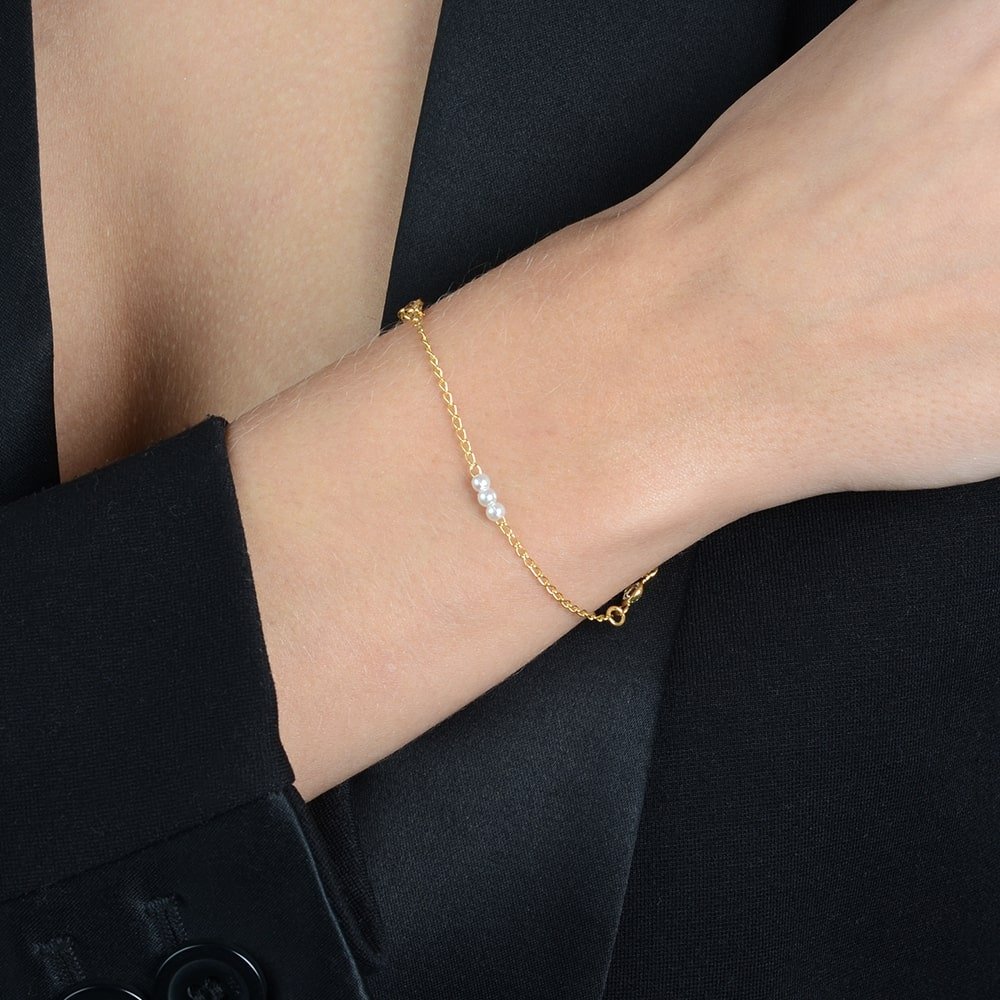Pulseira Dourada de Pérolas com Ponto de Luz - Pulseiras | Helennea