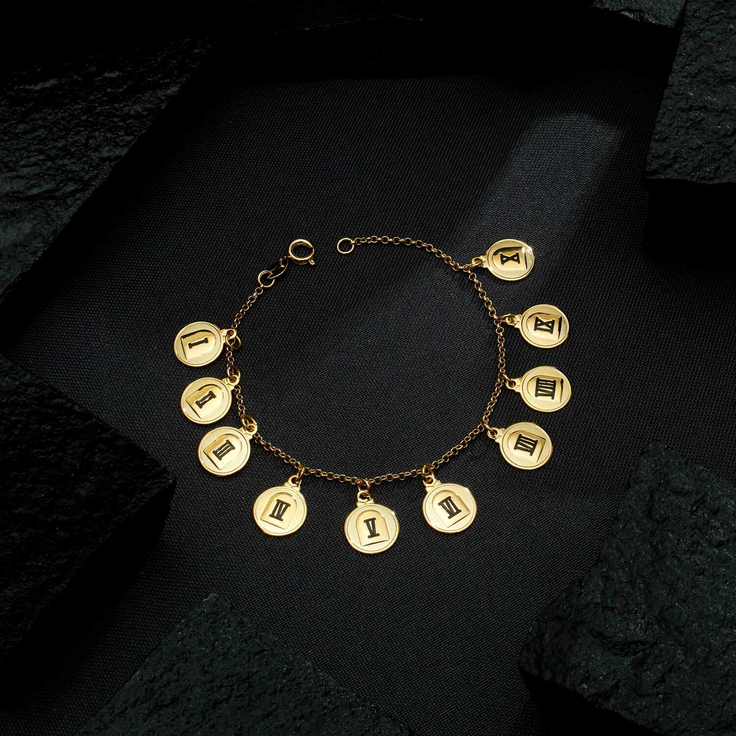 Pulseira Feminina Dourada com Placas Gravadas - Pulseiras | Helennea