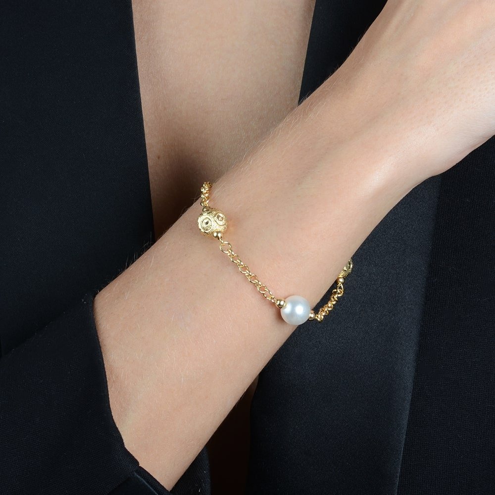 Pulseira Feminina Dourada Elo Português com Pérolas e Esferas Vazadas - Pulseiras | Helennea