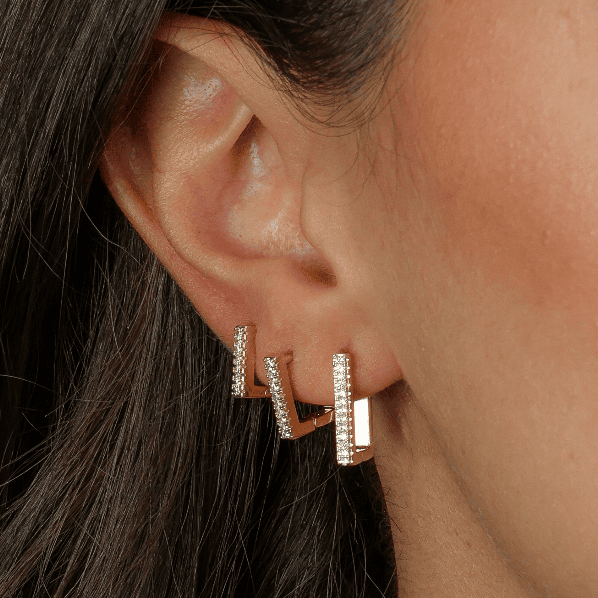 Trio de Argolinhas Douradas Quadradas Cravejadas com Zircônia - Brincos | Helennea
